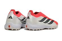 Carregar imagem no visualizador da galeria, Chuteira Adidas Predator 26 Laceless TF
