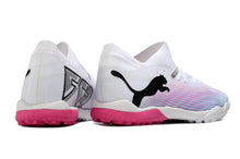 Carregar imagem no visualizador da galeria, Chuteira Puma Future 7 Match Society - Branco/Preto/Rosa
