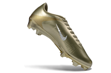 Carregar imagem no visualizador da galeria, Chuteira Campo NIKE Mercurial Superfly FG Remake Dourado
