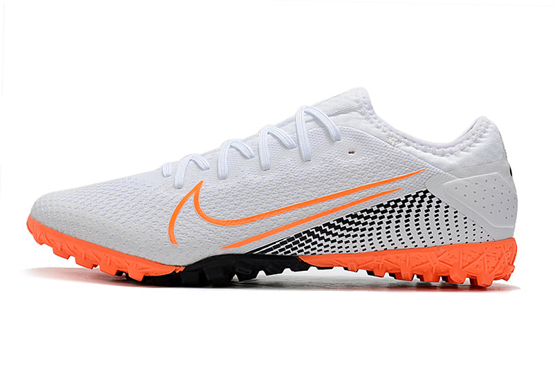 CHUTEIRA NIKE MERCURIAL VAPOR 13 TF PRATA/LARANJA