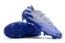 Carregar imagem no visualizador da galeria, CHUTEIRA ADIDAS NEMEZIZ 19.1 FG AZUL/BRANCO
